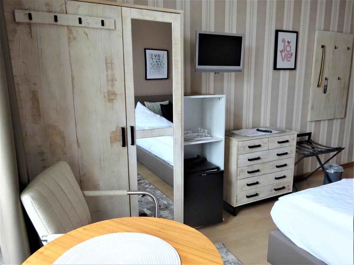 Hotel Pension Zur Faehrbruecke Stralsund Bagian luar foto