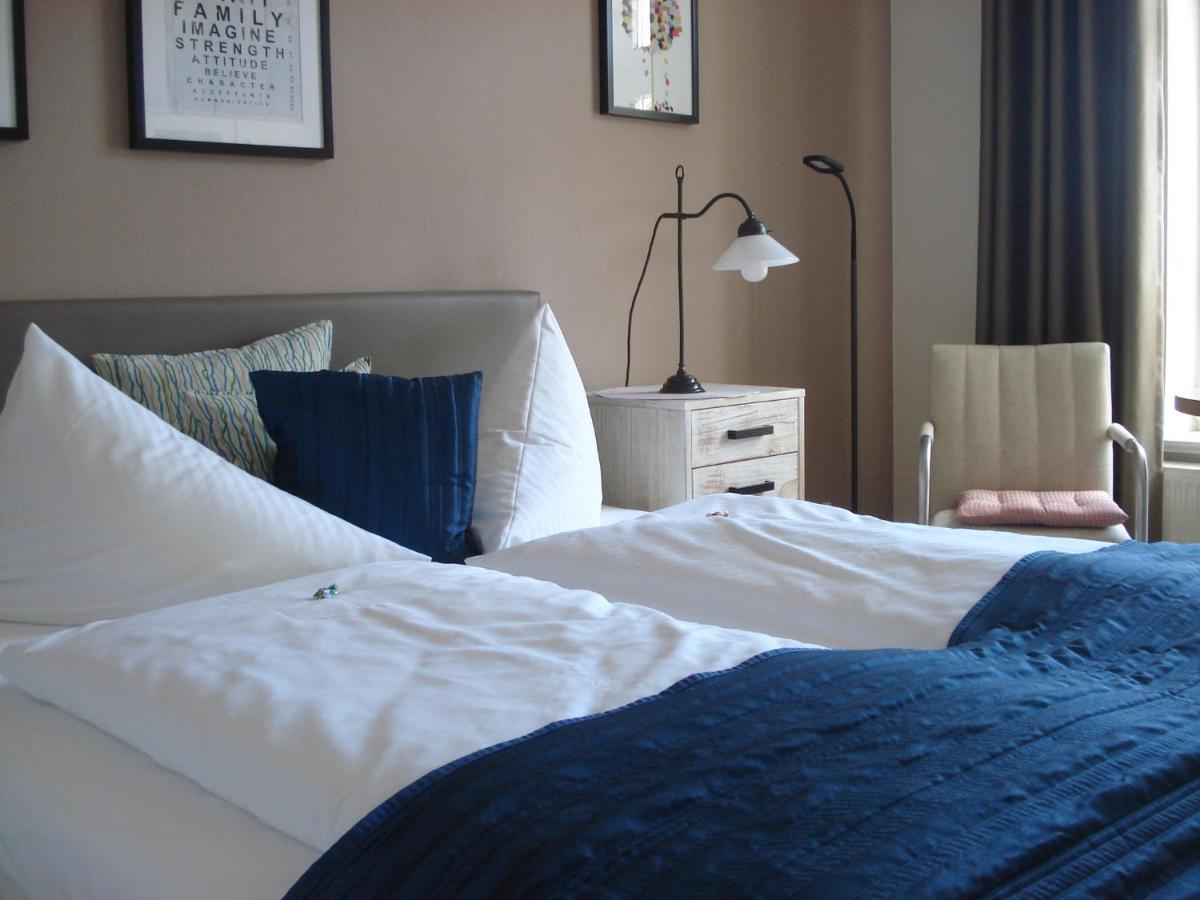 Hotel Pension Zur Faehrbruecke Stralsund Bagian luar foto